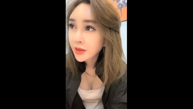 9分颜值美御姐！难得3P名场面！两人活不太行，一个直接口射了，边操边吃屌，搞不了几下缴枪