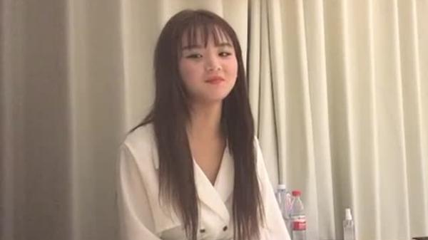 大眼清纯萌妹子,无辜的小眼神太惹人爱了穿上肉丝