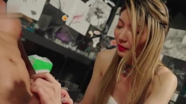 美女刺青师,为艺术赤裸情欲,口交大鸡巴