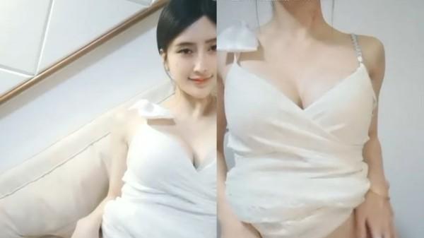 宅男们梦寐以求的尤物女神【雅雅】诱惑发骚粉开小穴咪咪