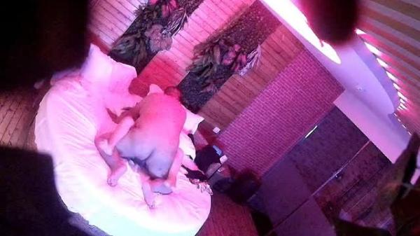 花房偷拍200多斤的肥猪男和少妇开房