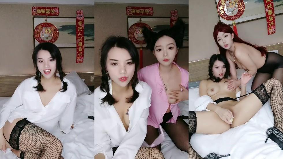 姐妹花的诱惑全程露脸丝袜情趣对着镜头发骚揉奶抓舔假鸡巴撅着屁股道具抽插骚穴表情好骚淫水多多