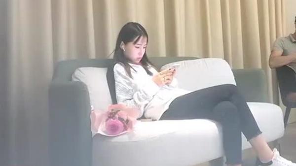 大屌哥约操00后兼职萌妹,还没放进去太大直喊疼