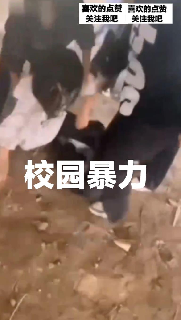 河北雄县霸凌事件20多个男女打一个女孩真不应该学校要管管.