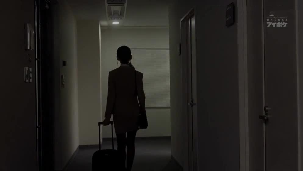 AI-杨幂-堕落的空姐1--经济陷入窘境，接受金主援助